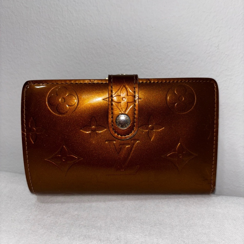 Golden Louis Vuitton wallet w/ logo print.Kiss lock clasp and snap button clasp